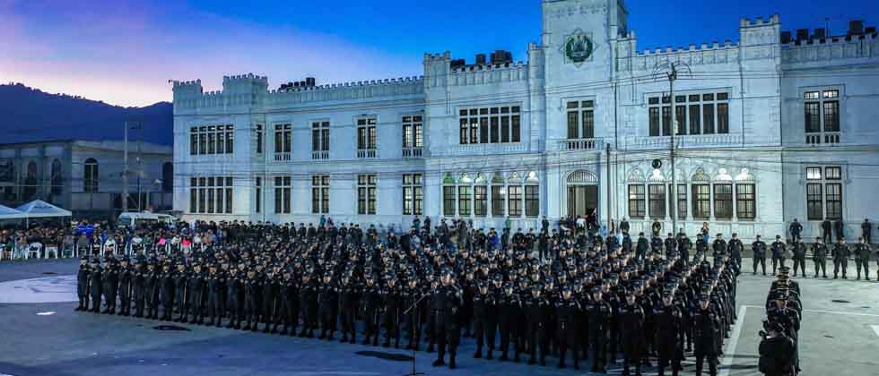 Juramentan y despliegan a 248 nuevos oficiales de Policía