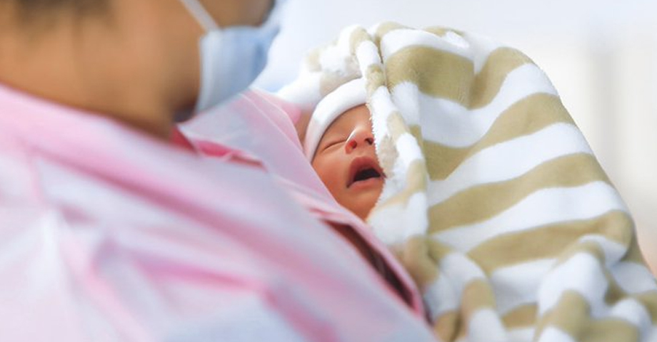 Primeros bebés nacidos el 2025 reciben atención de calidad bajo la Ley Nacer con Cariño