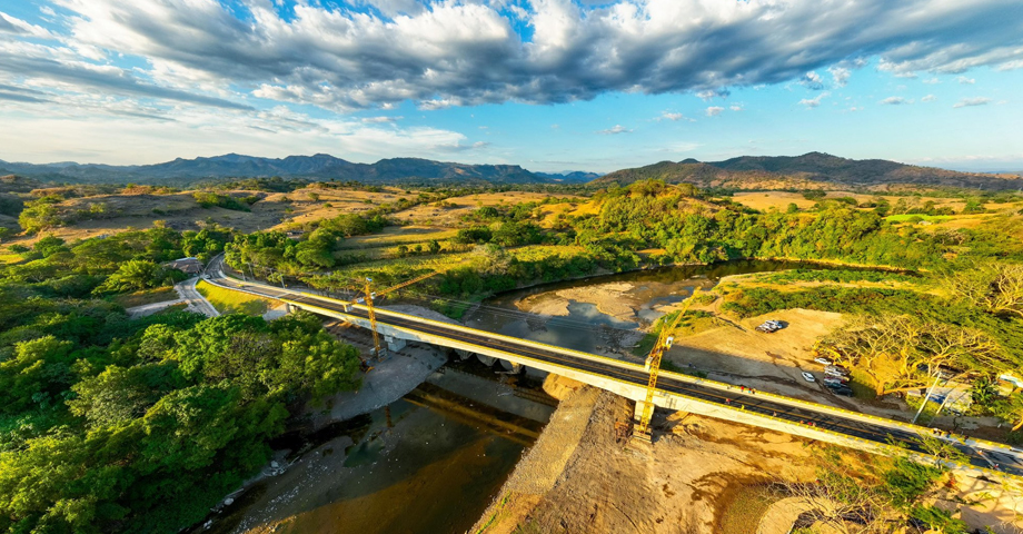 Entregan puente sobre río Titihuapa que comunicará a habitantes de San Vicente y Cabañas