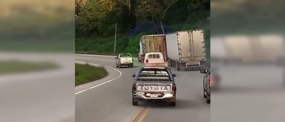 Trailero hace acto heroico tras detener otra rastra sin frenos