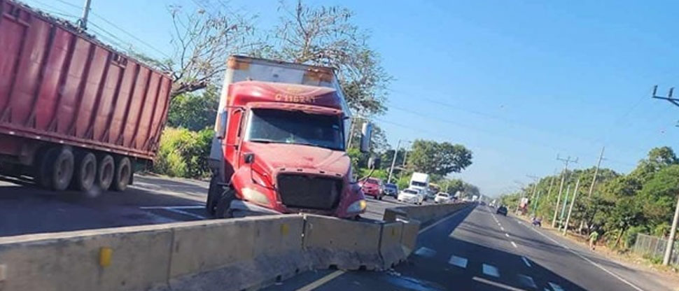 Rastra provoca fuerte tráfico tras chocar contra separadores en carretera a Sonsonate