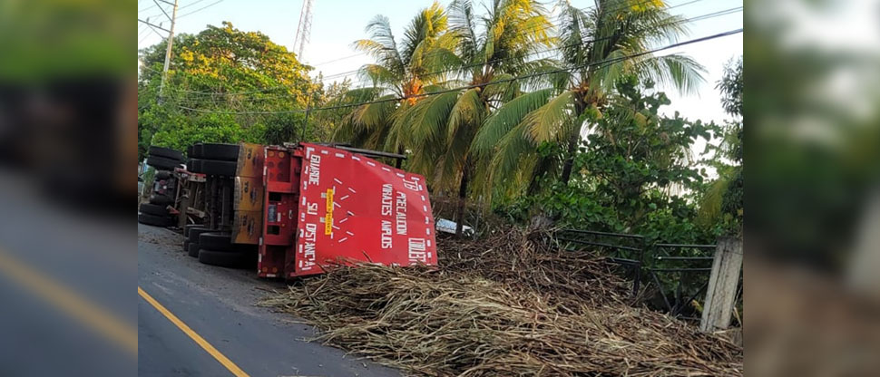 Reportan rastra cañera volcada en carretera a Tecoluca, San Vicente