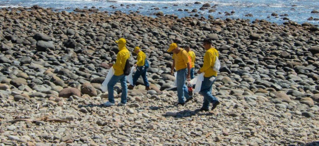 Reos en fase de confianza colaboran en tareas de limpieza en playas de La Libertad