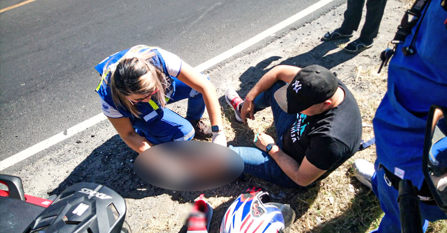 Hombre resulta con grave lesión en la rodilla tras caer de su moto