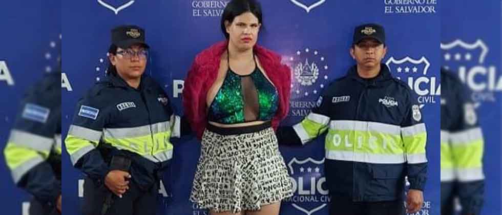 Capturan a la tiktoker trans Romina Escobar por entrar y dañar una patrulla de la PNC