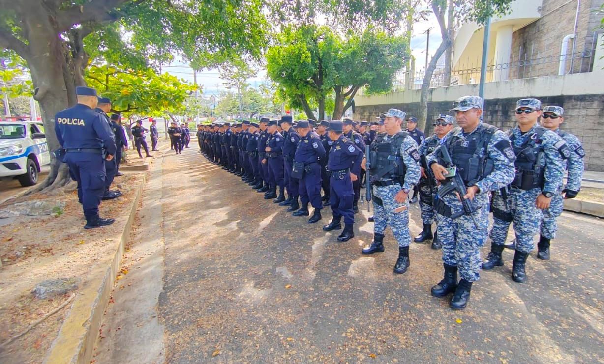 Amplio dispositivo de seguridad se prepara para desfile de año nuevo en San Salvador