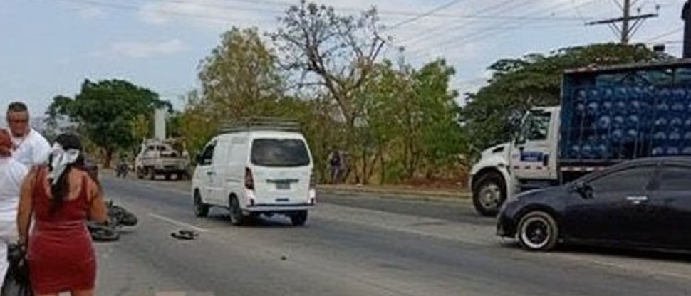 Mujer que iba en motocicleta es atropellada en carretera a Sonsonate
