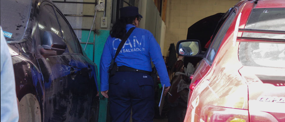 Ejecutan operativo de verificación de legalidad de talleres y comercios en San Salvador