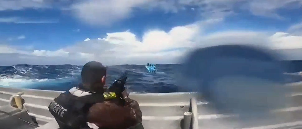 Impresionante momento cuando Fuerza Naval ubica millonario cargamento de droga en costas salvadoreña