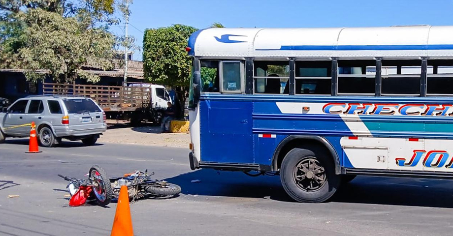 Motociclista pierde la vida tras ser embestido por un bus en Ahuachapán
