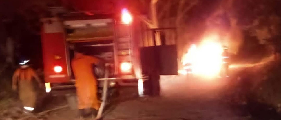 Bomberos actúan con rapidez para sofocar incendio de un vehículo en Chalatenango