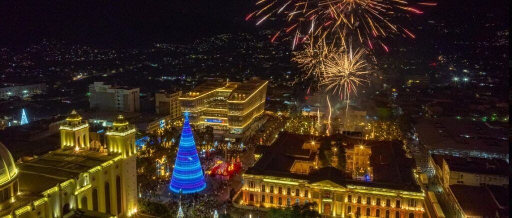 Más de 2.5 millones de turistas visitaron la Villa Navideña en el Centro Histórico de San Salvador