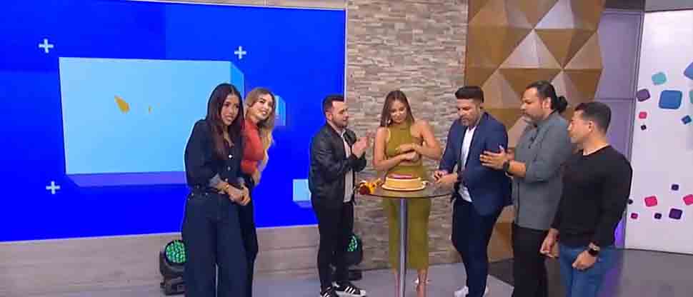 Presentadoras de tv se preguntan ¿qué es una malteada? durante la celebración de un cumpleaños