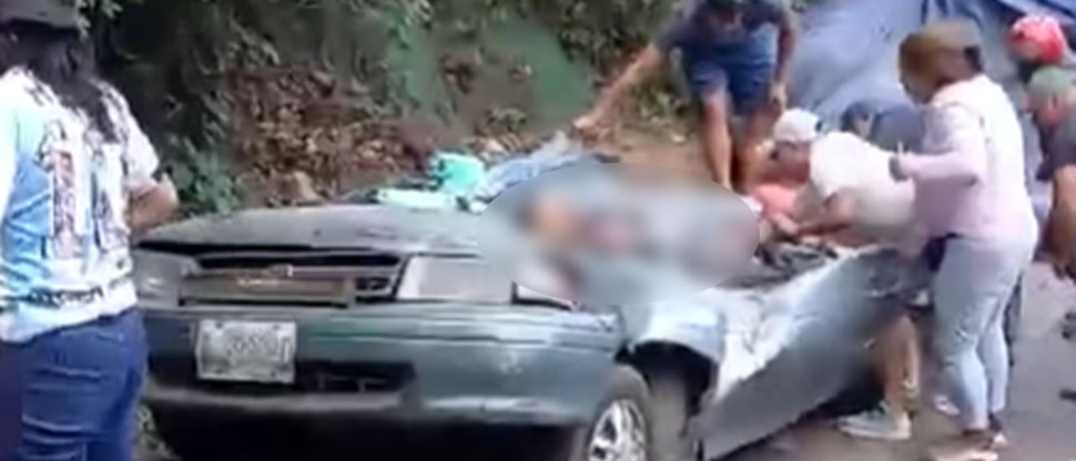 Vehículo queda aplastado tras accidente y sus ocupantes quedan vivos de milagro
