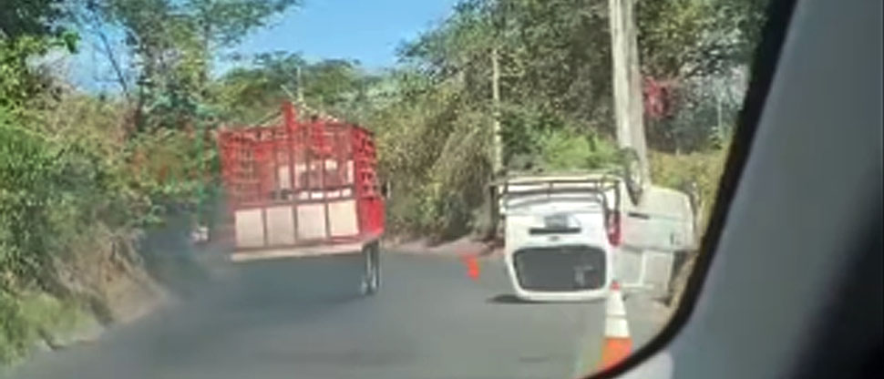 Vehículo vuelca tras fuerte accidente en carretera a San Juan Opico, La Libertad