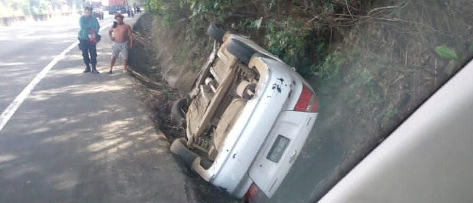 Reportan vehículo volcado en carretera hacia Sonsonate