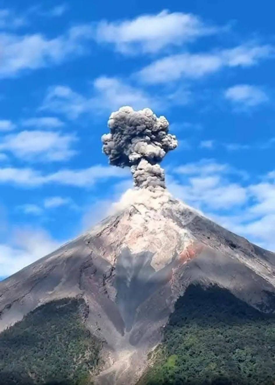 Volcán de Fuego vuelve a lanzar rocas y ceniza en Guatemala