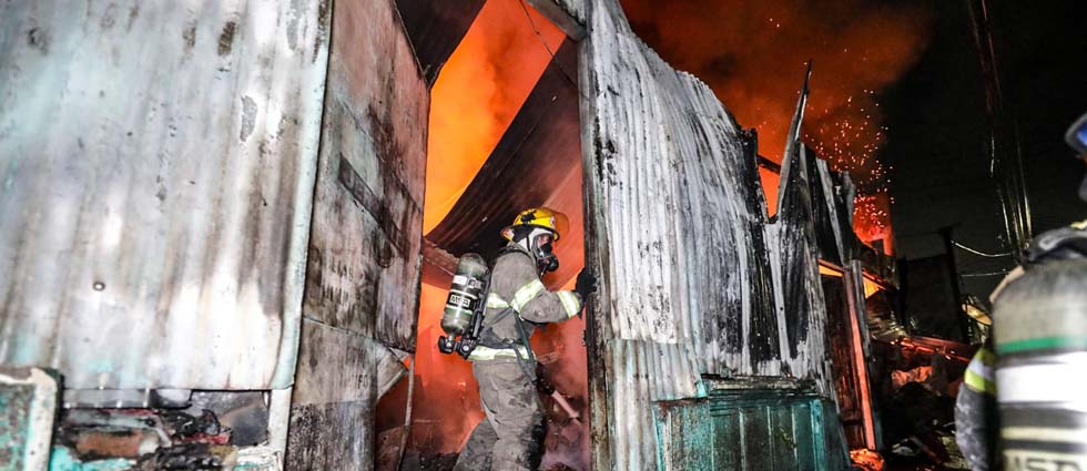 Voraz incendio consume una chatarrera en San Salvador