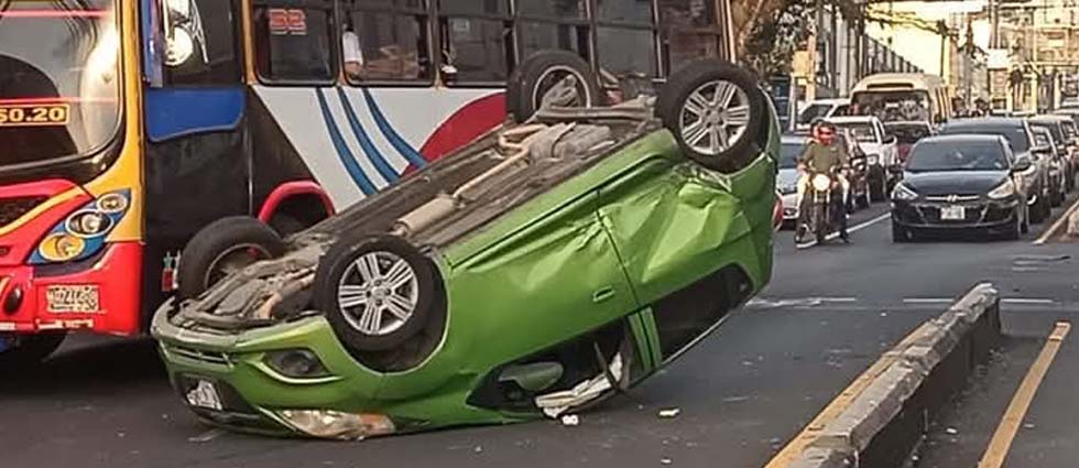 Conductor se pasa luz roja en la Escalón y acaba sufriendo un siniestro vial