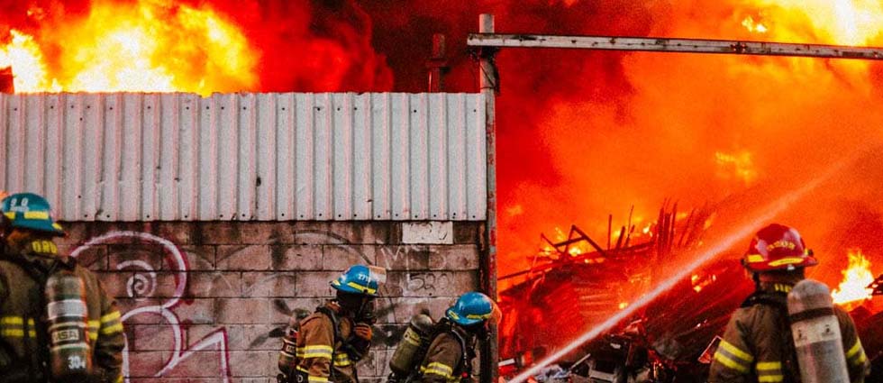 Reportan voraz incendio en una chatarrera en la zona céntrica de San Salvador