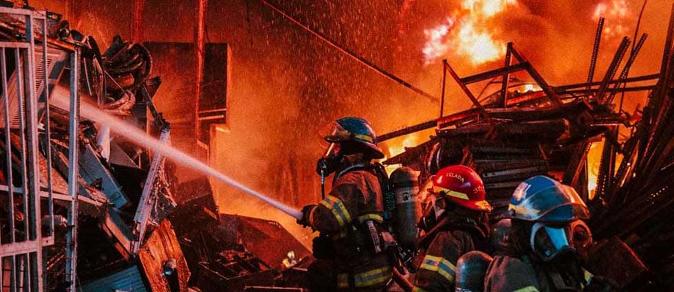 Bomberos dan por controlado el intenso incendio que consumió una chatarrera en el centro de San Salvador