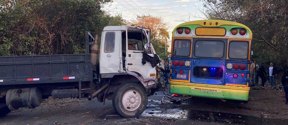 Trabajadores resultan lesionados tras fuerte choque entre camión y autobús en San Vicente