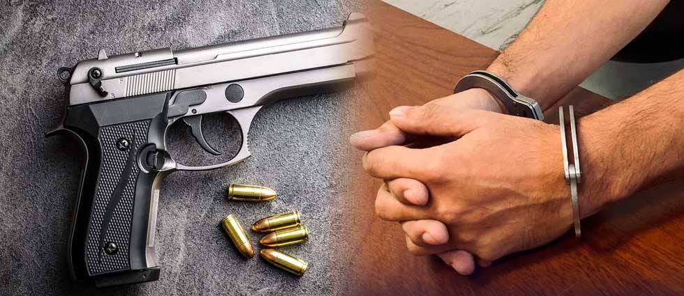 Procesan a sujeto tras intentar refrendar licencia para portar armas con documentos falsos