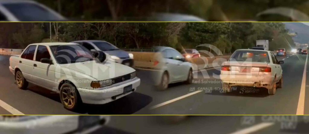 Motociclista acaba en el capó de un auto tras distraerse con una llamada en la Jerusalén