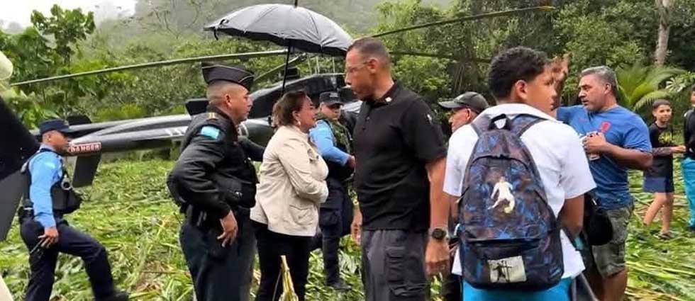 Helicóptero de presidenta de Honduras aterriza de emergencia debido al clima