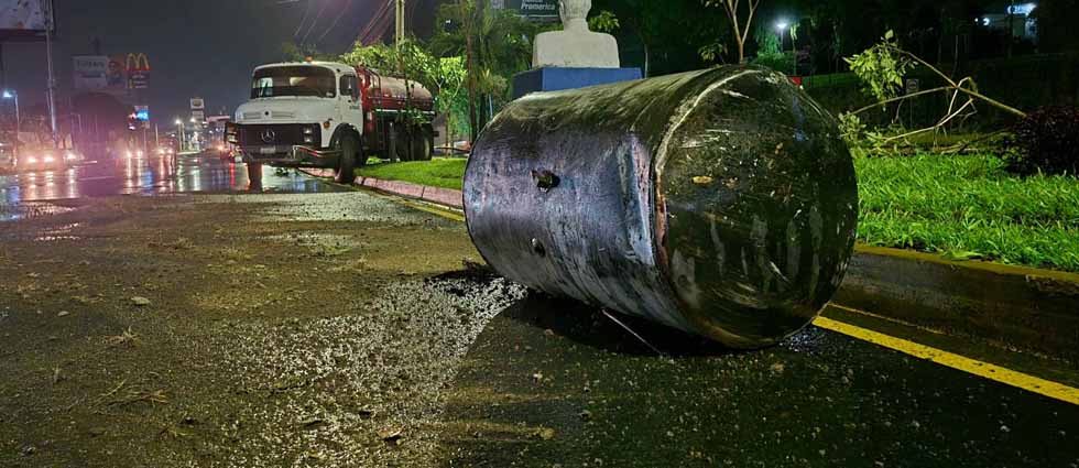 Pipa que transportaba combustible se accidenta en el bulevar Los Próceres