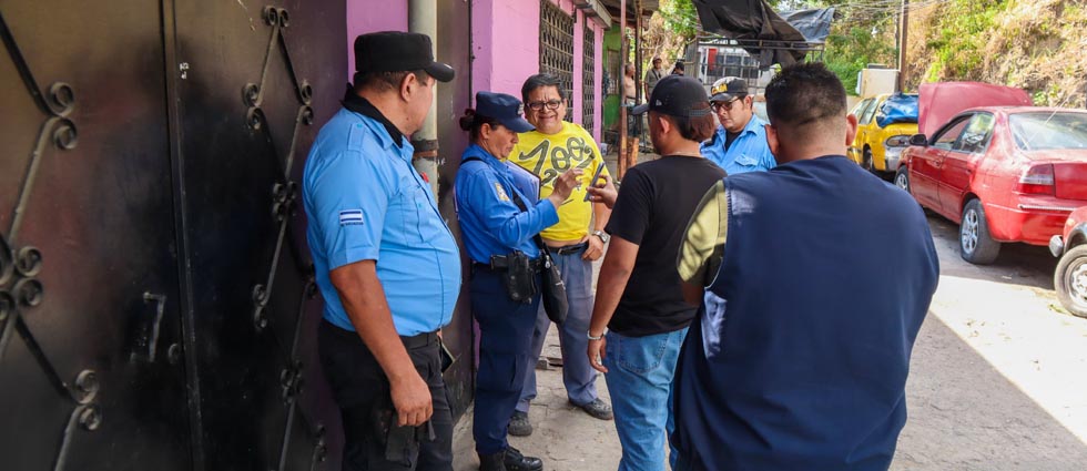 Sancionan a conductor que arrojó basura en zona que recién había sido intervenida por equipo de Desechos Sólidos