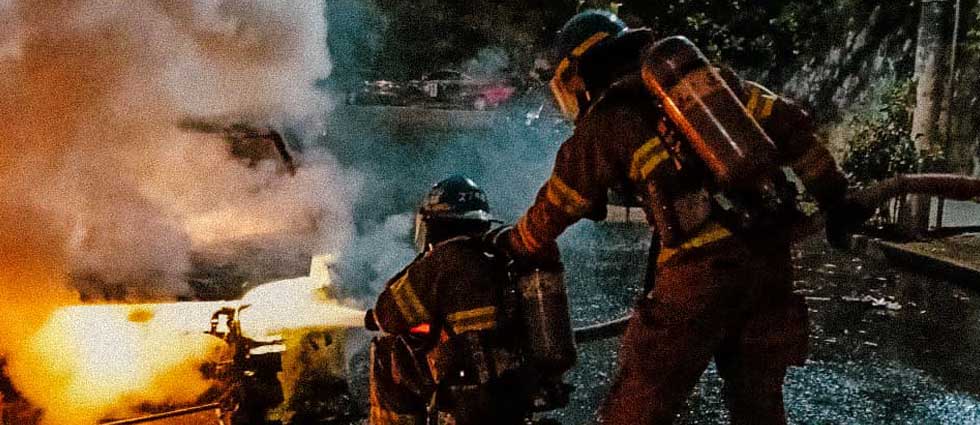Sofocan incendio en vehículo en la colonia Zacamil de Mejicanos