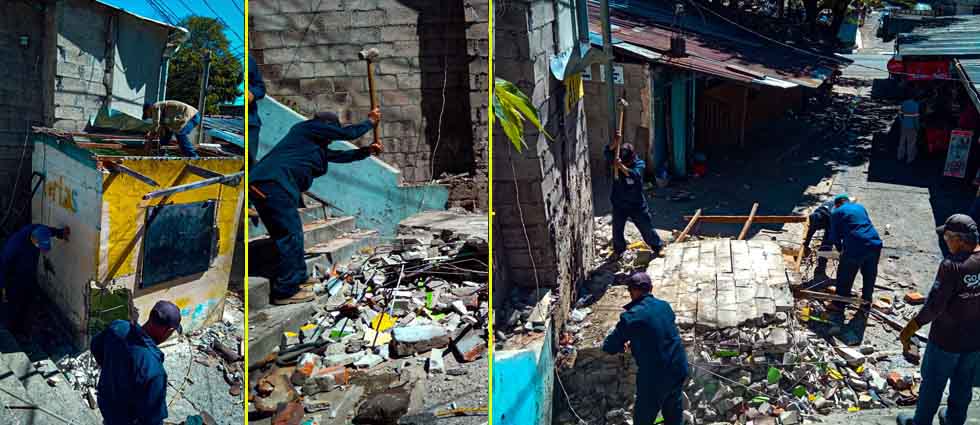 Destruyen estructura que obstaculizaba la acera en una calle de San Salvador