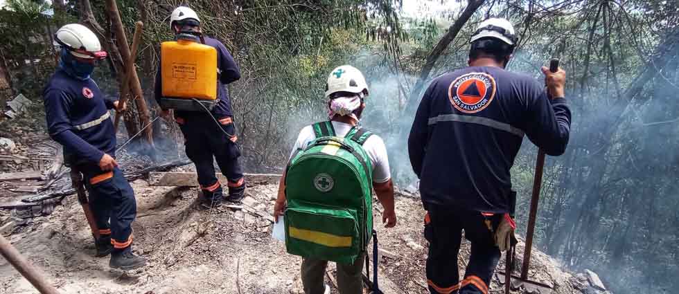 Sofocan incendio en zona de difícil acceso en Mejicanos