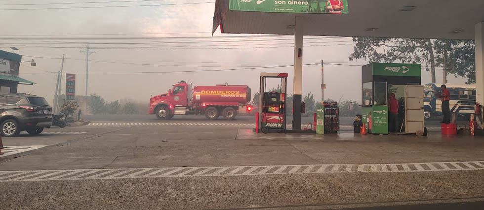 Reportan fuerte incendio en terreno contiguo a terminal de autobuses en Santa Ana