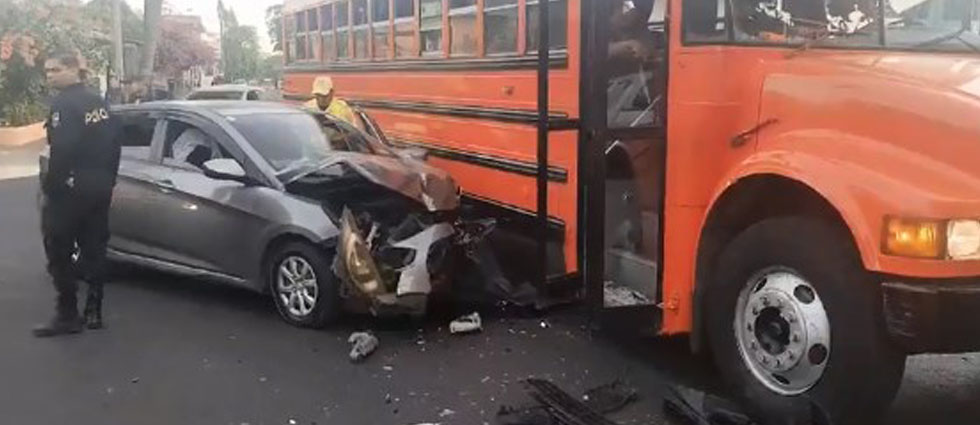 Mujer resulta lesionada tras siniestro vial en transitada intersección de San Salvador