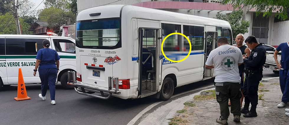 Pasajero fallece al interior de un microbús en Mejicanos