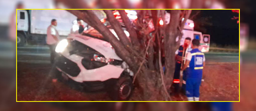 Dos lesionados tras choque de ambulancia contra árbol tras ser sacada de la vía por una rastra