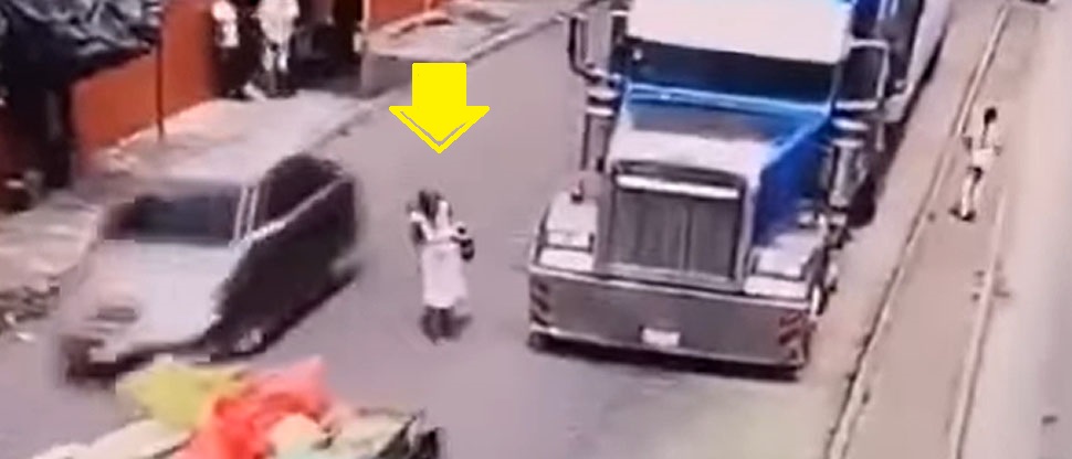 Dicen que no fue su culpa, mientras otros creen que el trailero estaba distraído con el celular