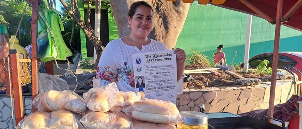 Ahuachapaneca pagó sus estudios universitarios vendiendo tortas y muestra su título