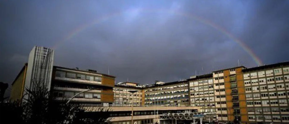 Aparece arcoíris sobre el hospital donde está el papa, los feligreses dicen que es un milagro 