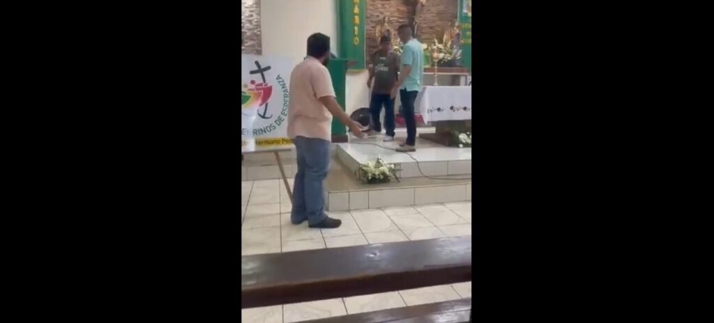 VIDEO: Ebrio se enoja porque no le dan «un trago» en plena misa