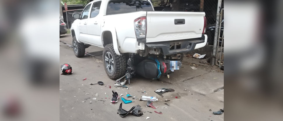 Señora pierde el control de su moto y se estrella contra la parte trasera de pick up