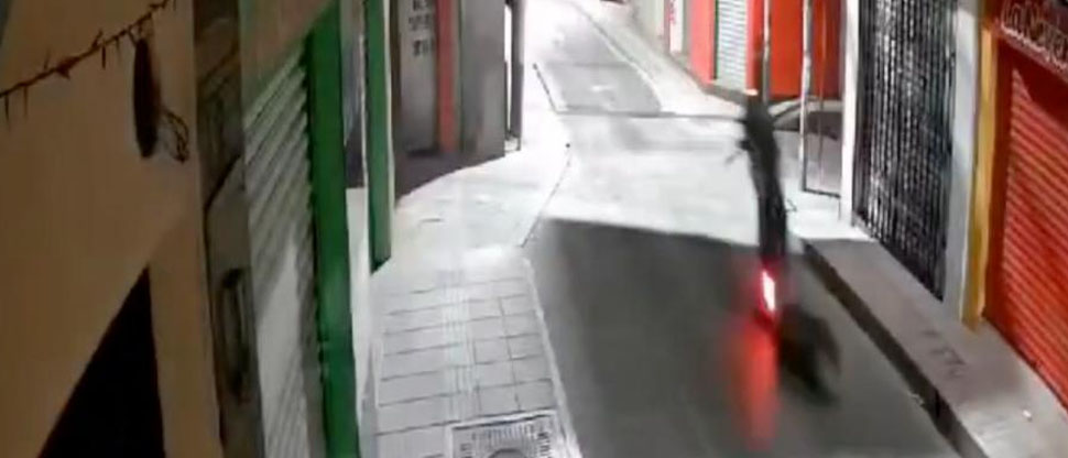 Motociclista sale volando por los aires tras pasar a excesiva velocidad sobre túmulo