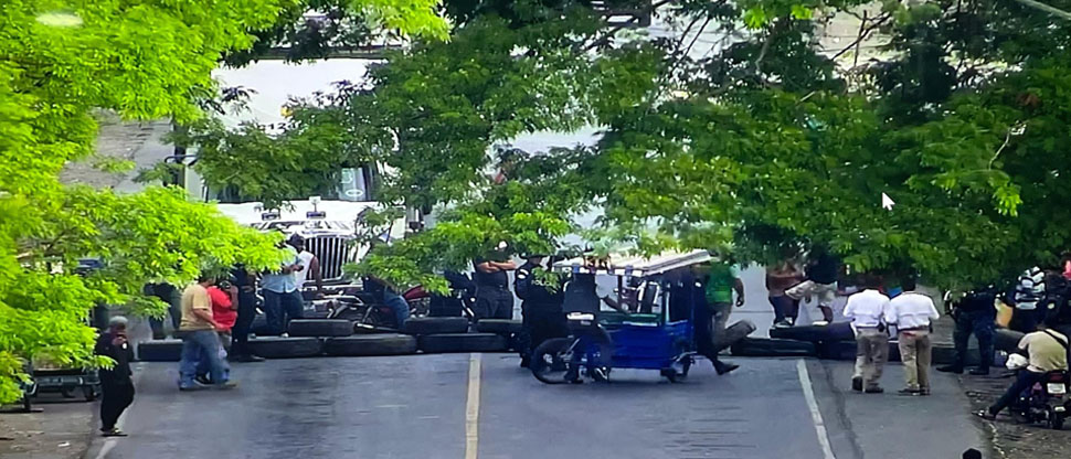 Guatemaltecos bloquean paso a la frontera La Hachadura protestando por el mal estado de sus carreteras
