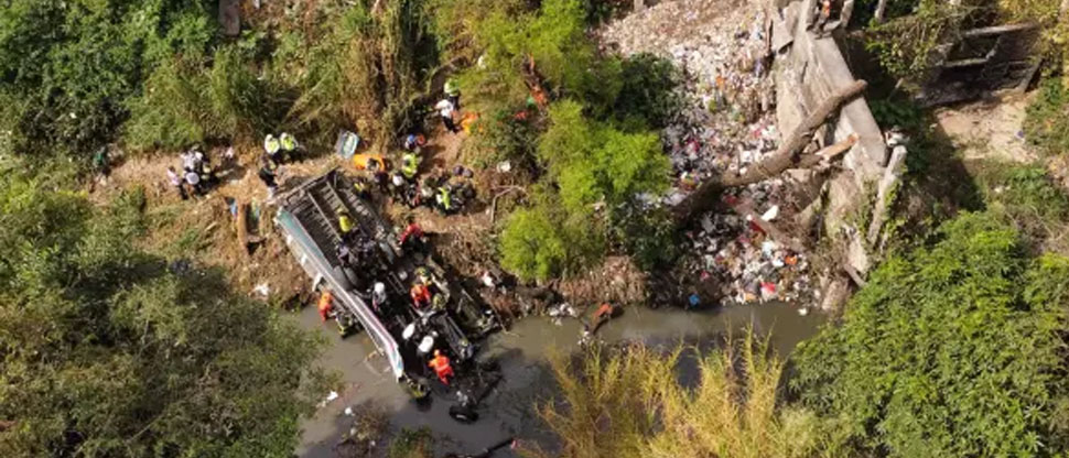 Indemnizarán a parientes de fallecidos en el bus que cayó en la Calzada La Paz, Guatemala