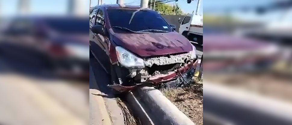 Vehículo se accidenta y termina en los separadores de la carretera Troncal del Norte