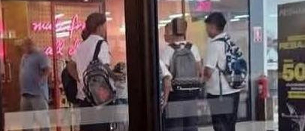 Buen samaritano invita a comer a estudiantes que “hacían la cabuda” pero no les alcanzaba 