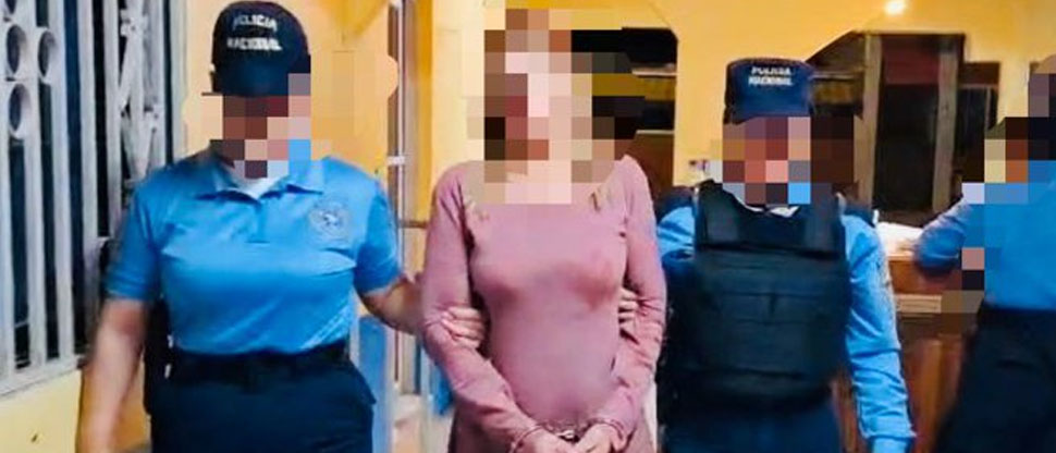 Capturan a hondureña por intentar quitarle la vida a su esposo por llegar “pasado de copas”
