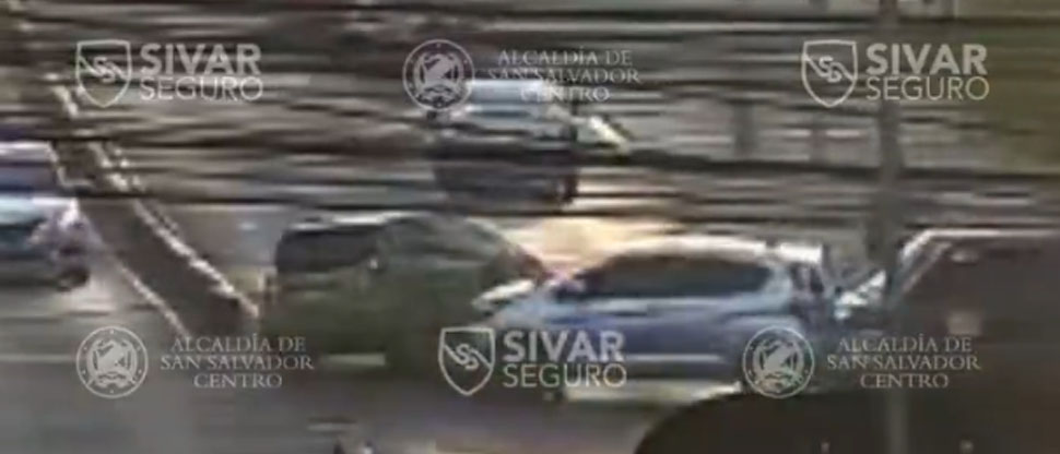 Este es el instante cuando carro provoca aparatoso vuelco por pasarse el semáforo en rojo